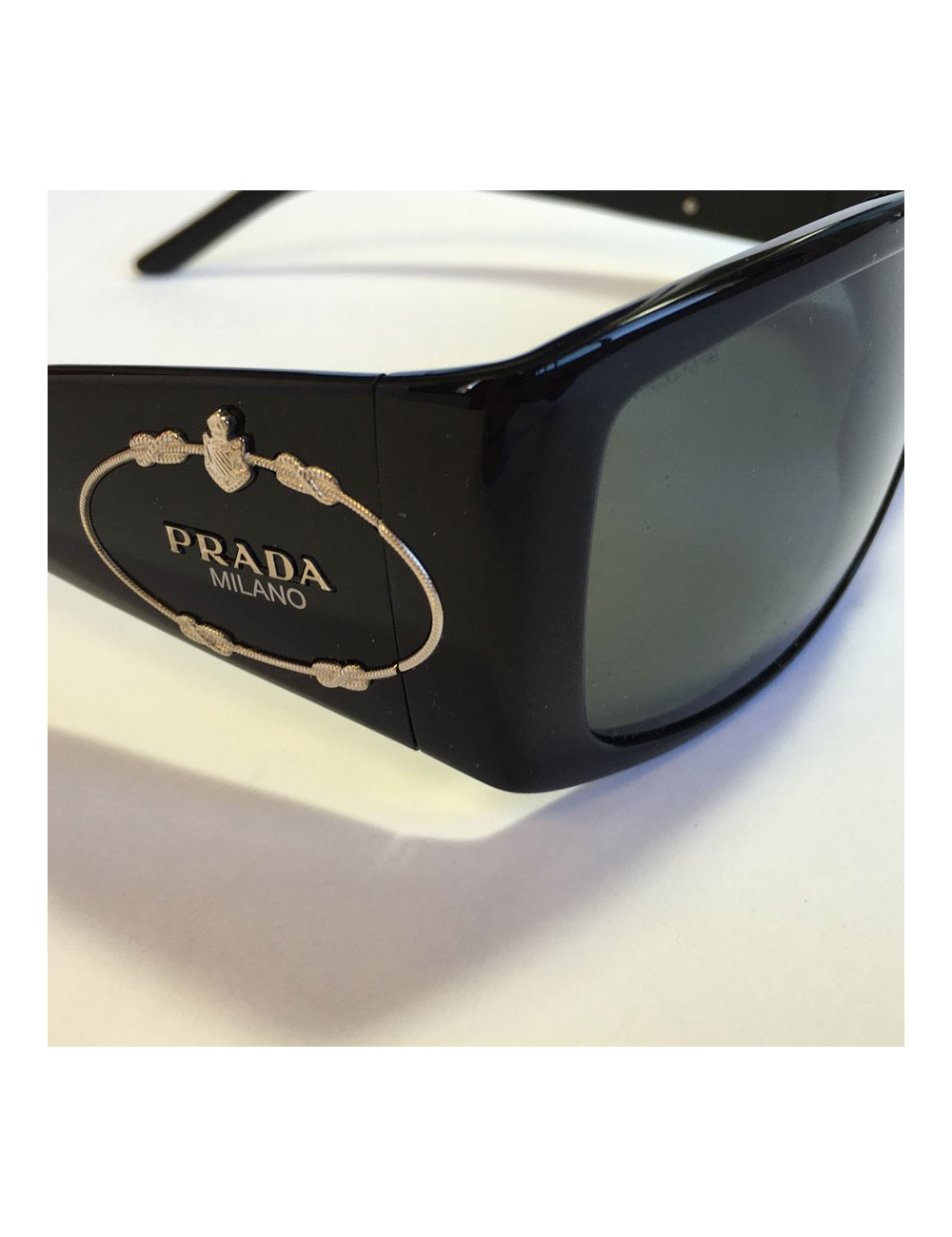 Lunettes de soleil PRADA en plexi noir