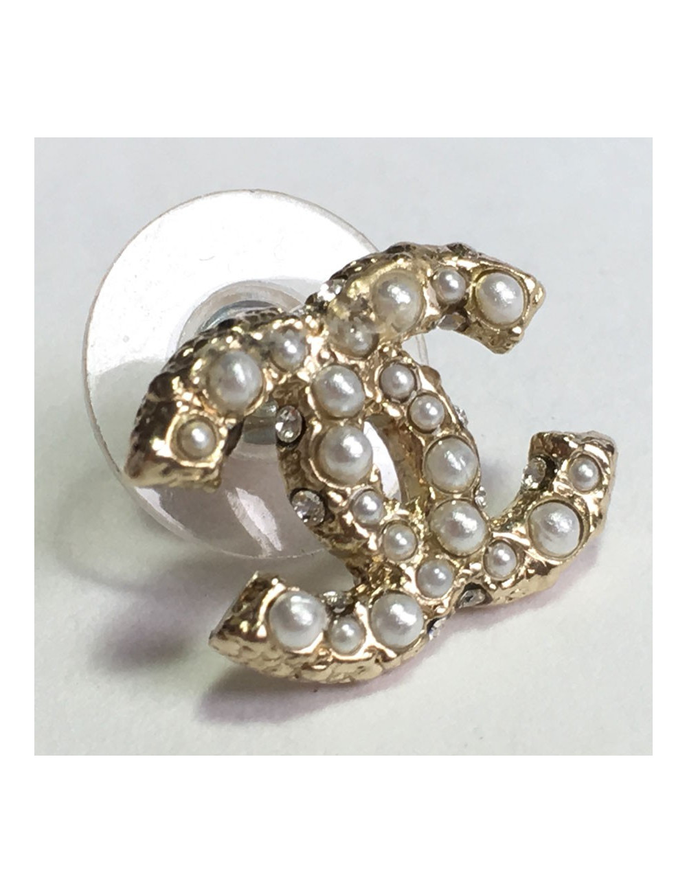 Boucles d’oreilles clous CHANEL perlés et métal doré à l’or fin