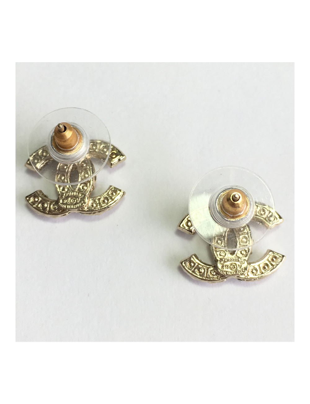 Boucles d’oreilles clous CHANEL perlés et métal doré à l’or fin