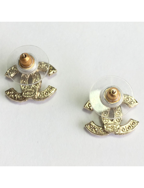 Boucles d’oreilles clous CHANEL perlés et métal doré à l’or fin