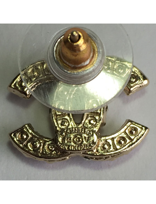 Boucles d’oreilles clous CHANEL perlés et métal doré à l’or fin