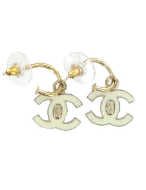 Clous d'oreilles CC émaillé blanc CHANEL