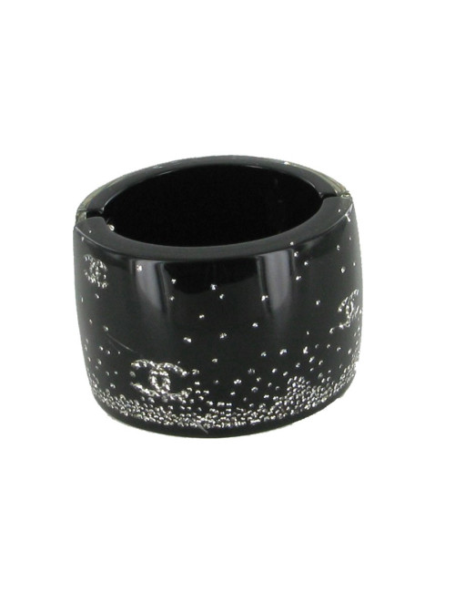  manchette CHANEL en résine noire incrustée de strass et CC en strass