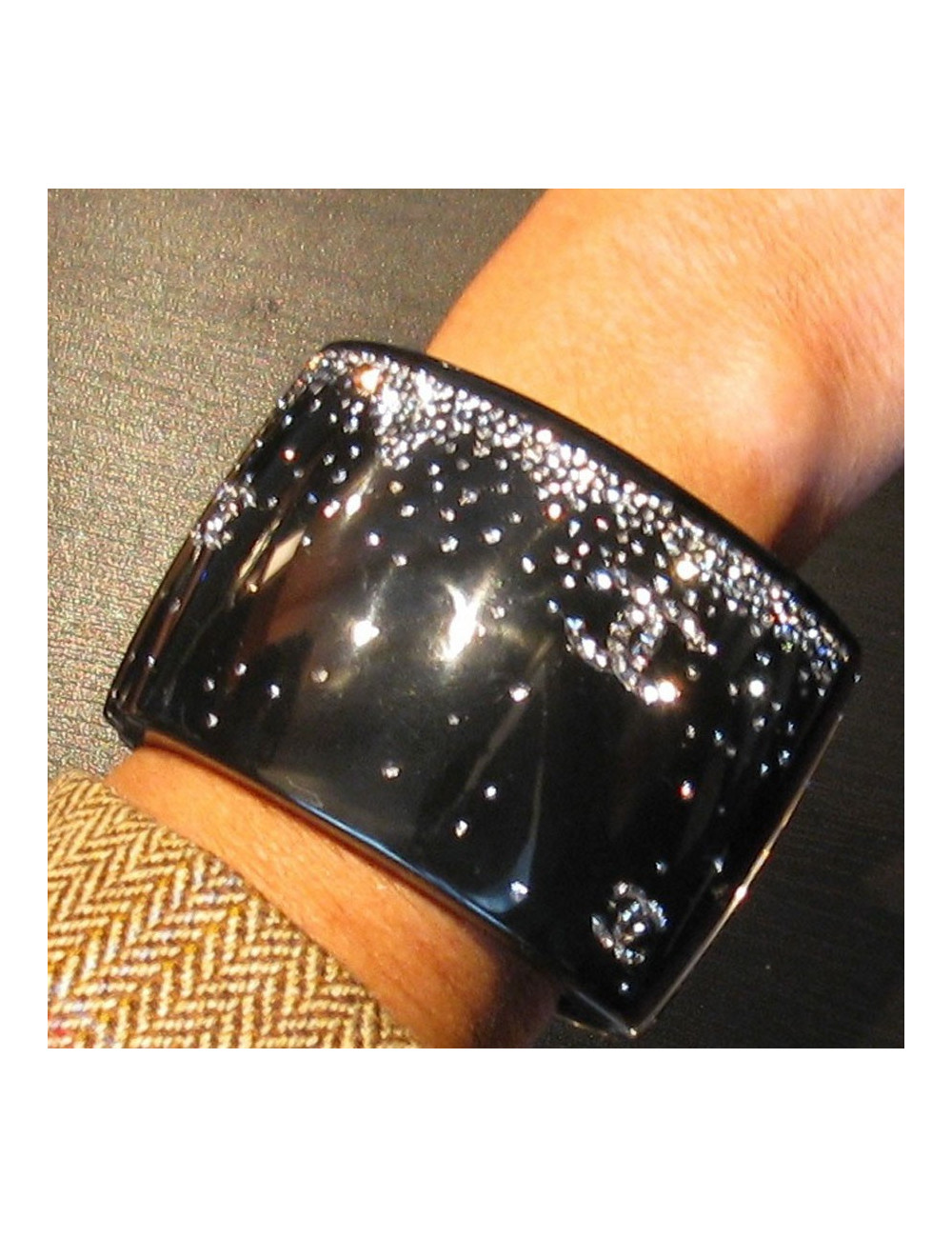  manchette CHANEL en résine noire incrustée de strass et CC en strass