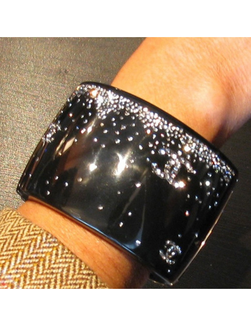  manchette CHANEL en résine noire incrustée de strass et CC en strass