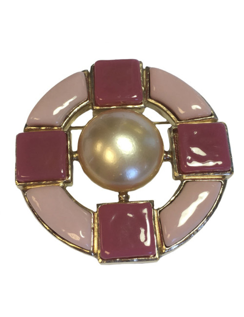 CHANEL round brooch in gilded metal and pink molten glass