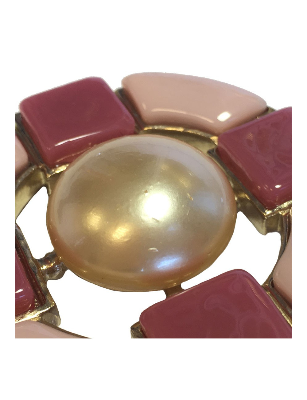 Broche CHANEL en métal doré, perle nacrée et pâte de verre rose
