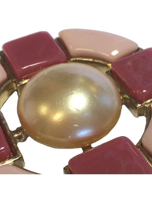 Broche CHANEL en métal doré, perle nacrée et pâte de verre rose