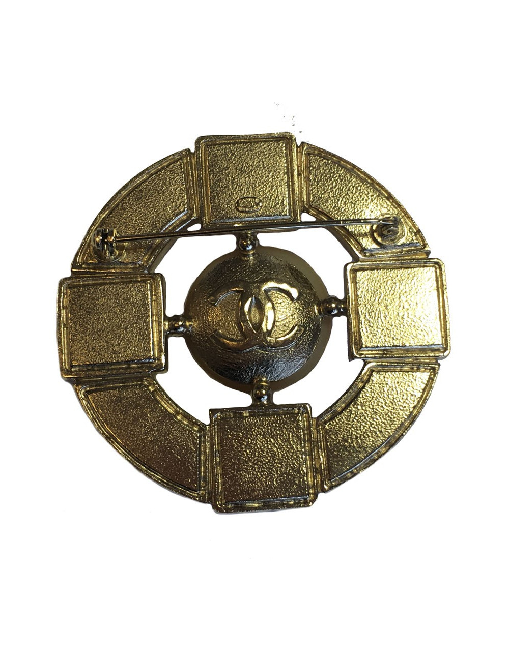 CHANEL round brooch in gilded metal and pink molten glass