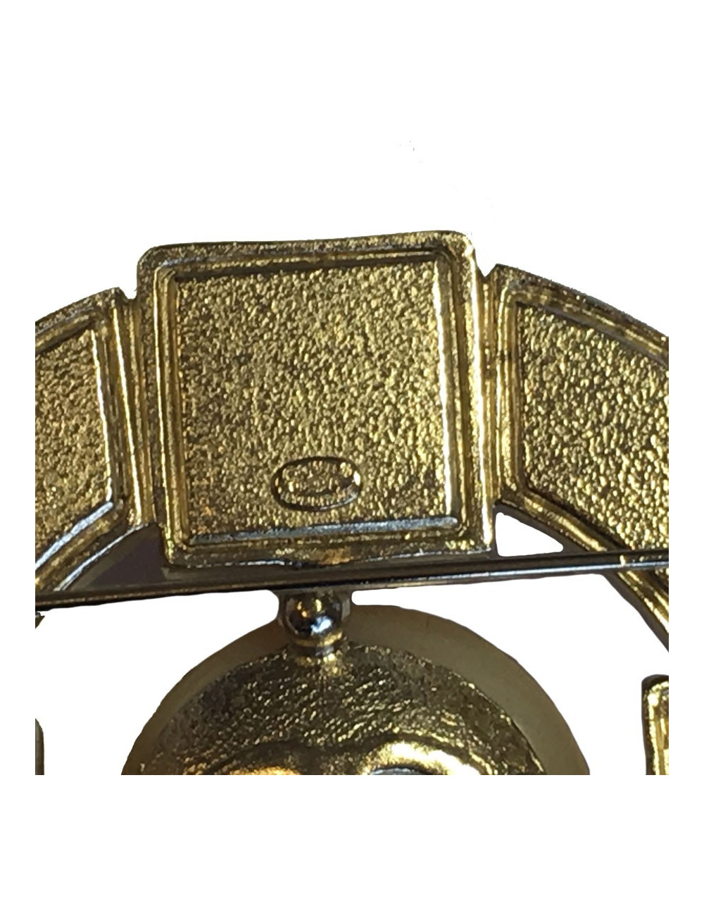 CHANEL round brooch in gilded metal and pink molten glass