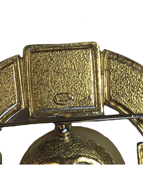 Broche CHANEL en métal doré, perle nacrée et pâte de verre rose