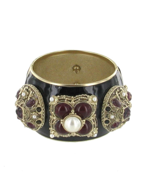Manchette Couture CHANEL en métal doré mat et résine noire