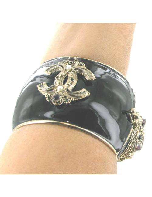 Manchette Couture CHANEL en métal doré mat et résine noire