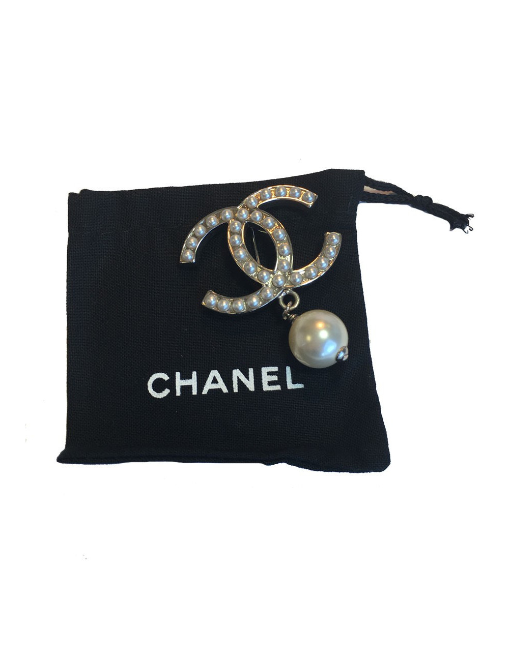 Broche CHANEL CC en métal argenté et perles nacrées