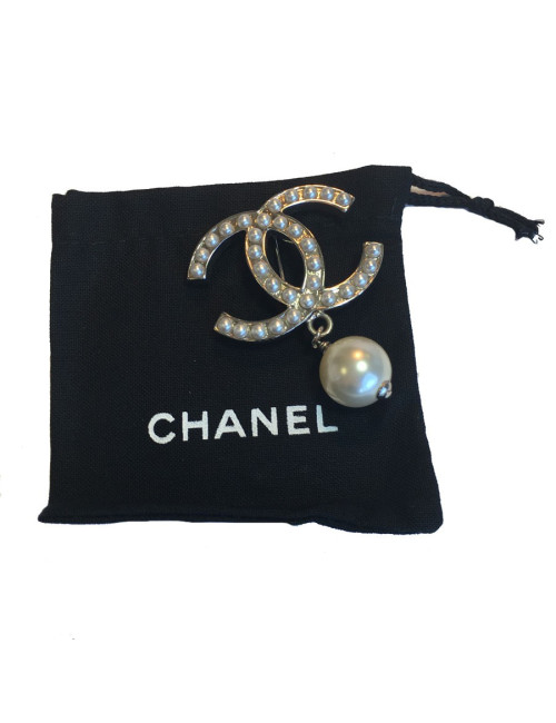 Broche CHANEL CC en métal argenté et perles nacrées