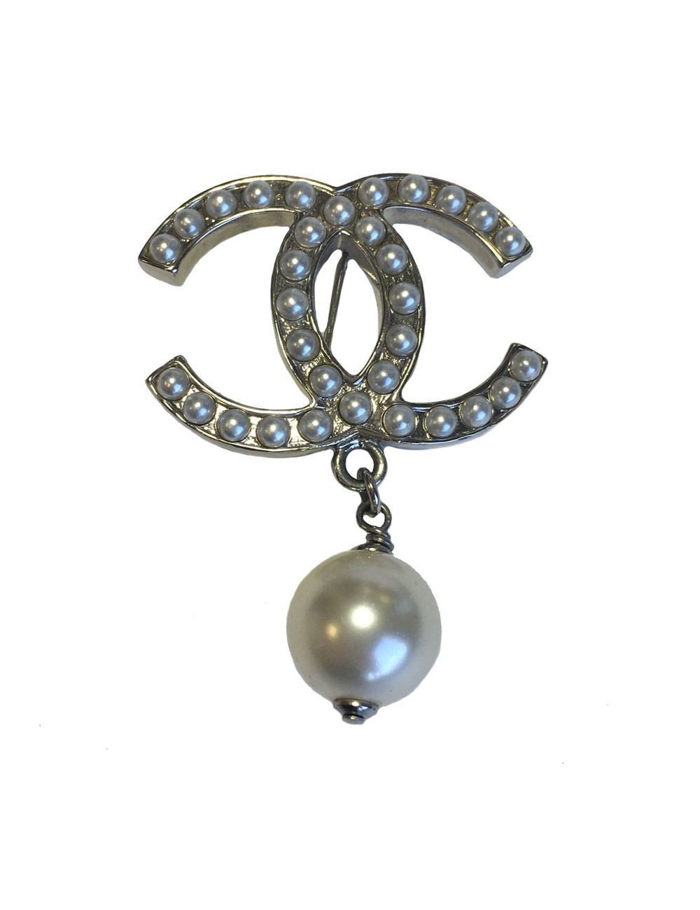 Broche CHANEL CC en métal argenté et perles nacrées