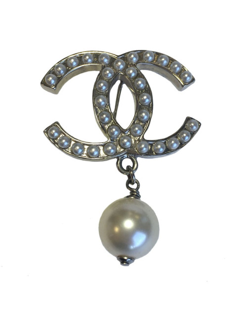Broche CHANEL CC en métal argenté et perles nacrées