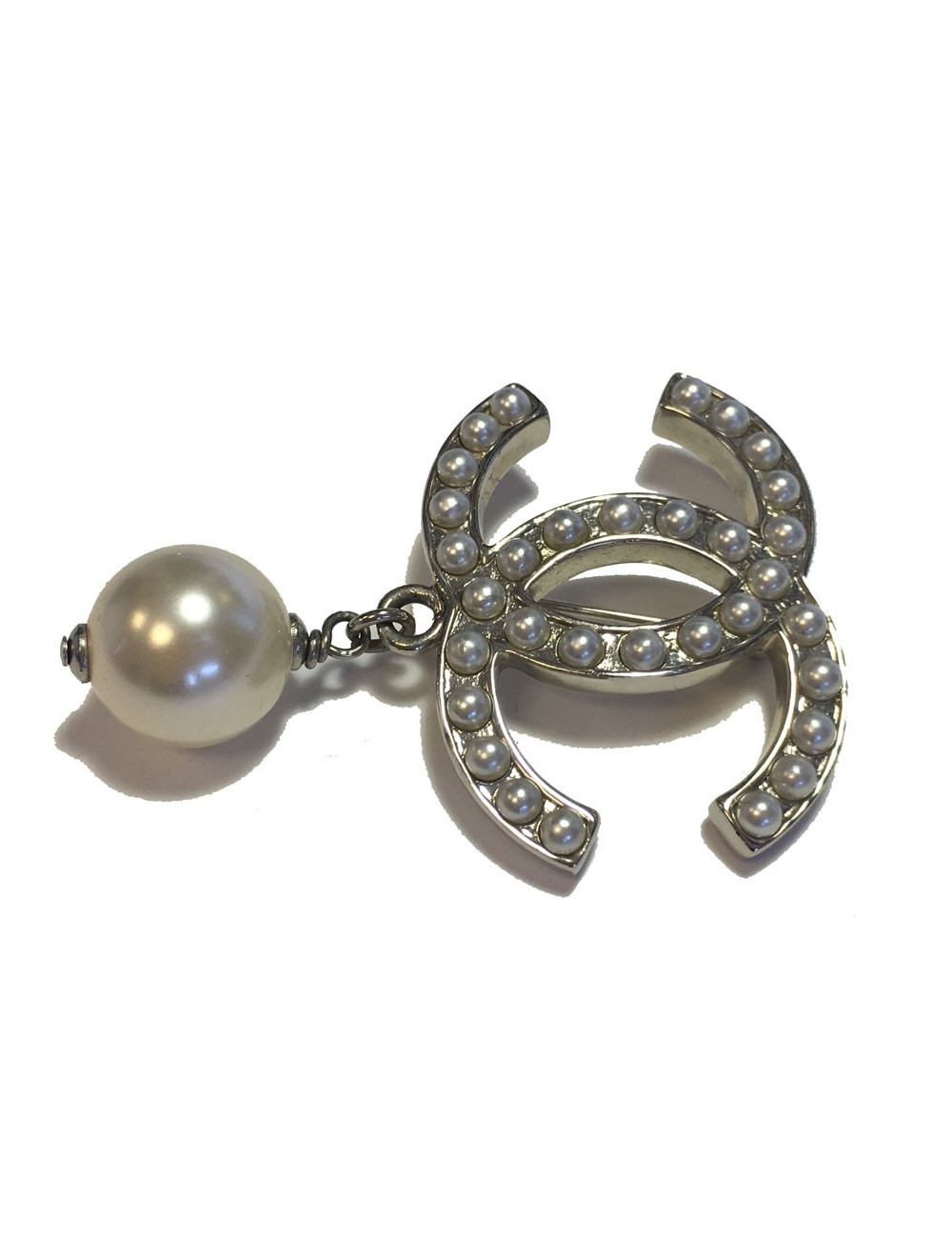 Broche CHANEL CC en métal argenté et perles nacrées