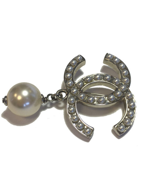 Broche CHANEL CC en métal argenté et perles nacrées