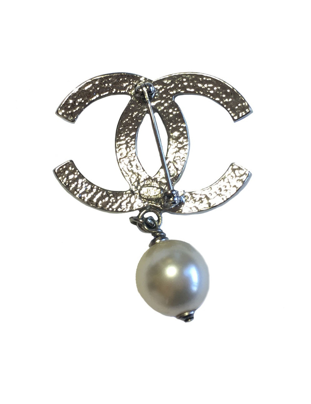 Broche CHANEL CC en métal argenté et perles nacrées