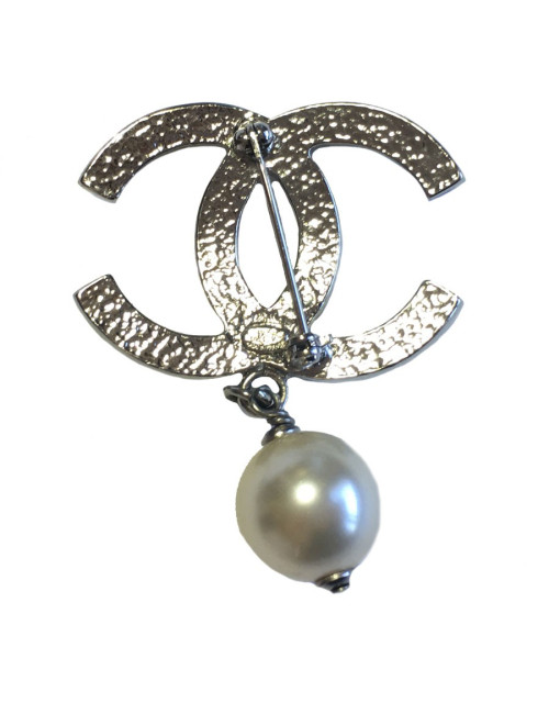 Broche CHANEL CC en métal argenté et perles nacrées
