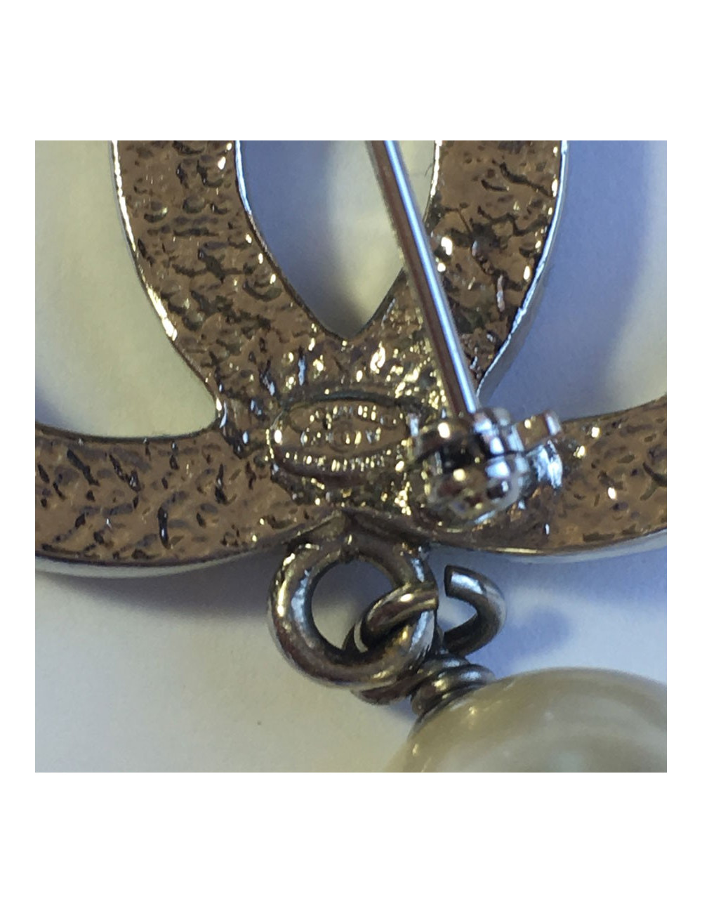 Broche CHANEL CC en métal argenté et perles nacrées