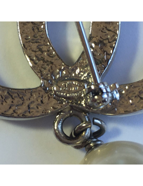 Broche CHANEL CC en métal argenté et perles nacrées