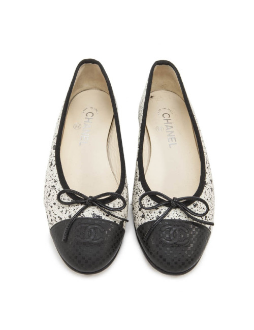 Ballerines CHANEL T 38.5 effet galuchat noir et blanc