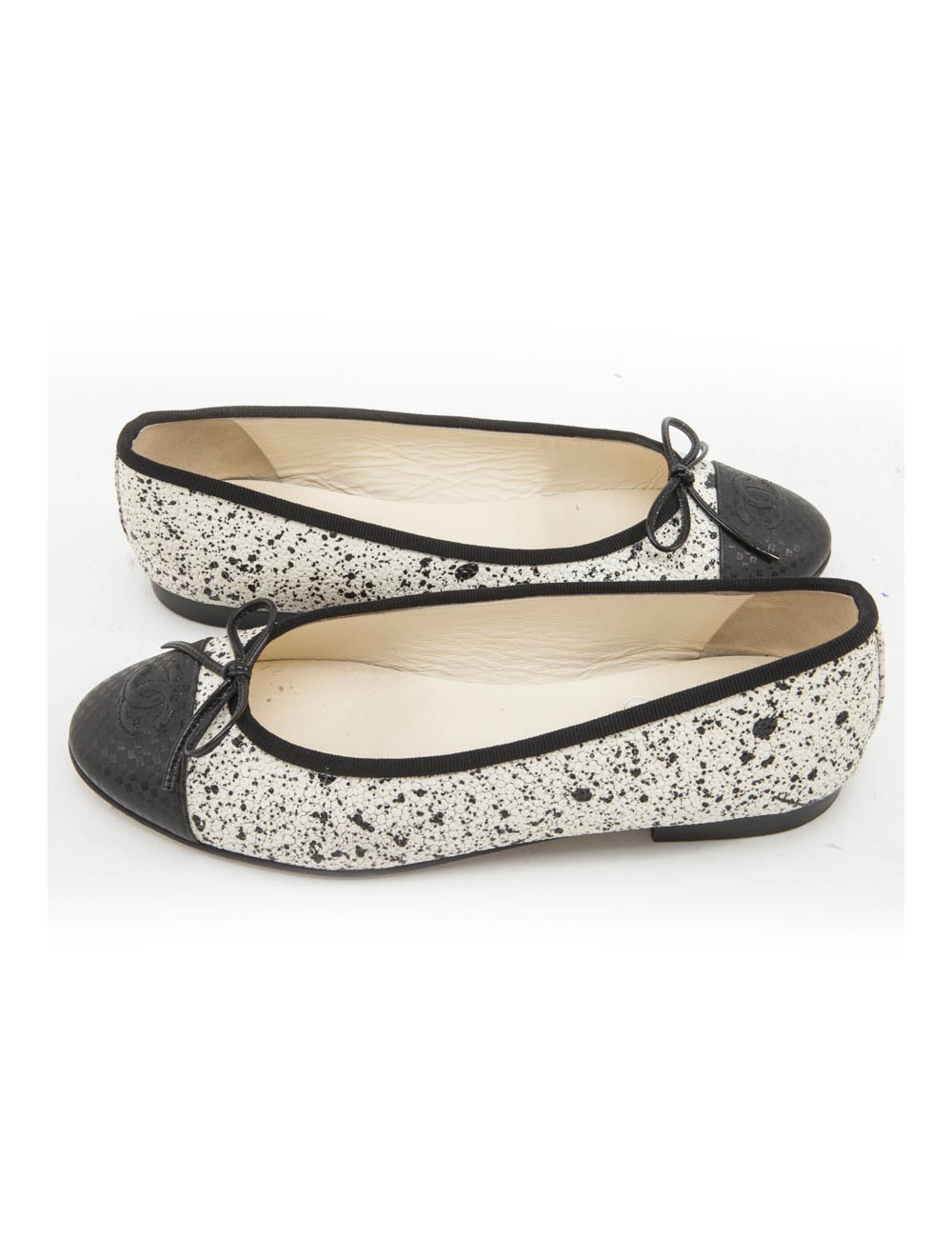 Ballerines CHANEL T 38.5 effet galuchat noir et blanc