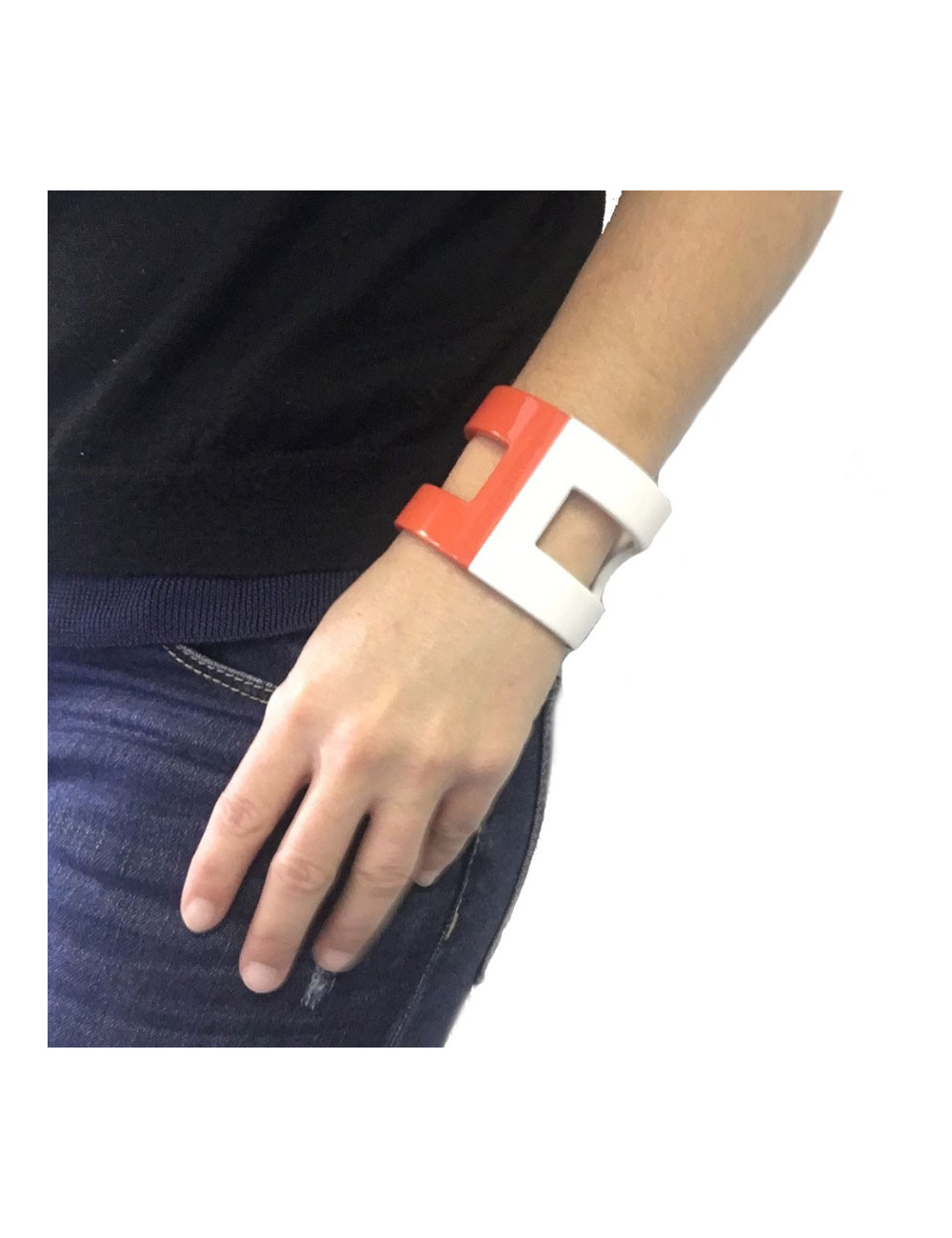 Bracelet HERMÈS en bois laqué blanc et orange forme H