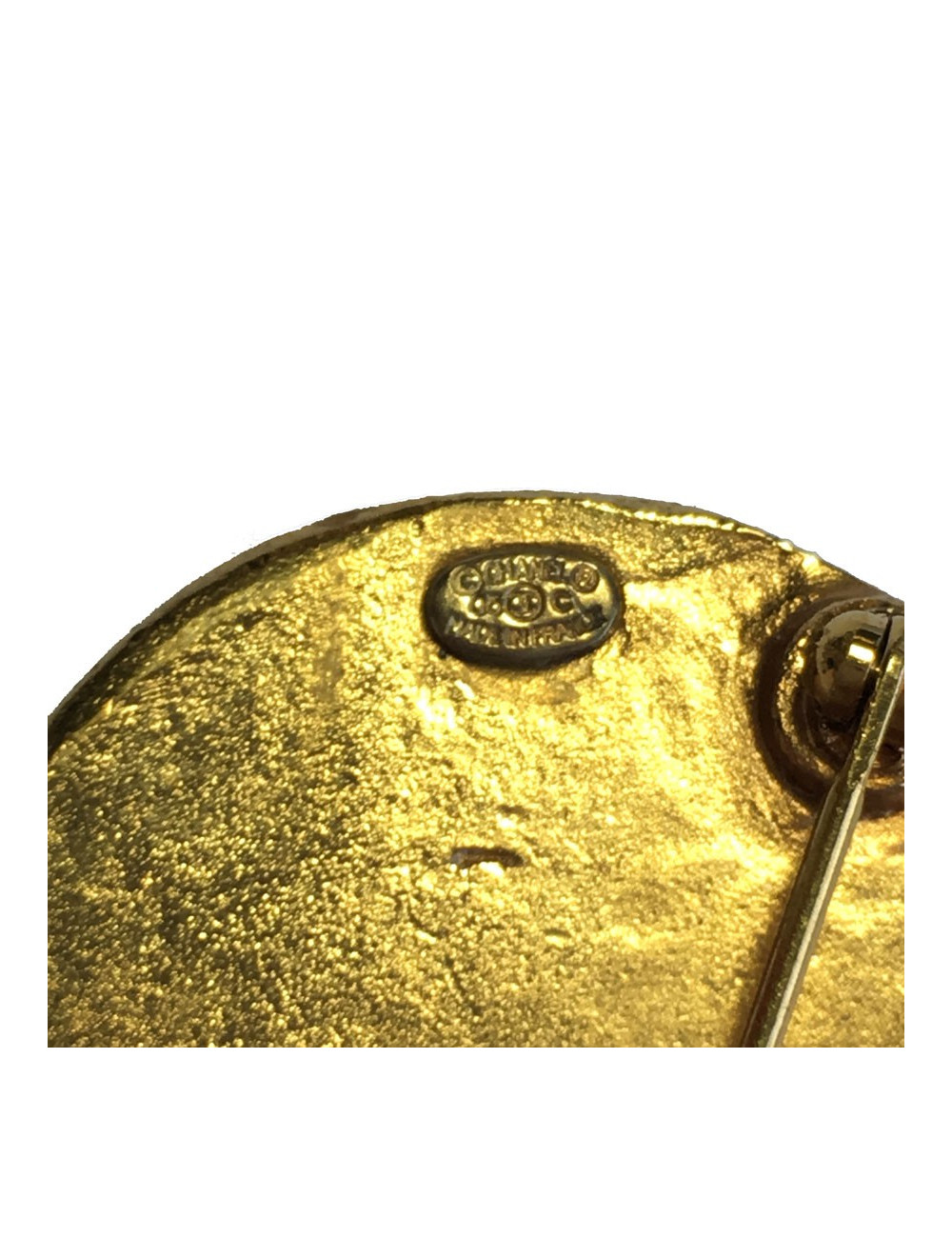 Broche CHANEL ovale en métal doré et pierre semi-précieuse de couleur ambre