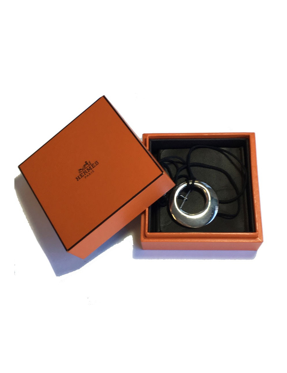 Collier HERMES pendentif en argent et lien en tissu noir