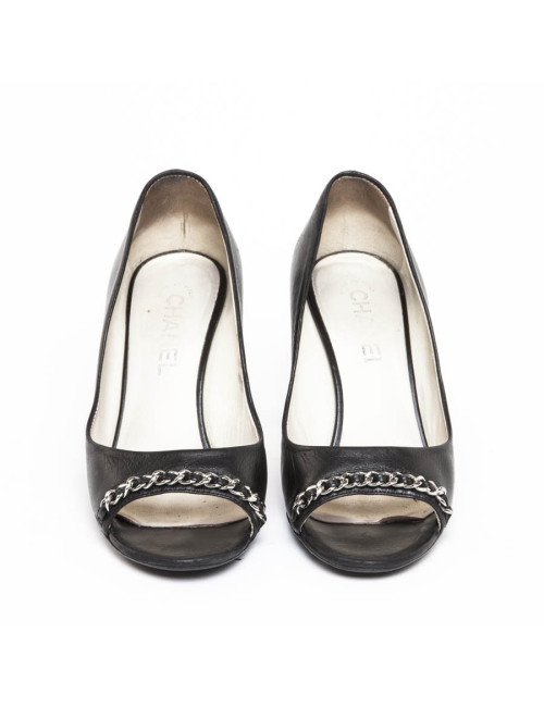 Escarpins CHANEL T 39.5 cuir noir et chaîne argentée