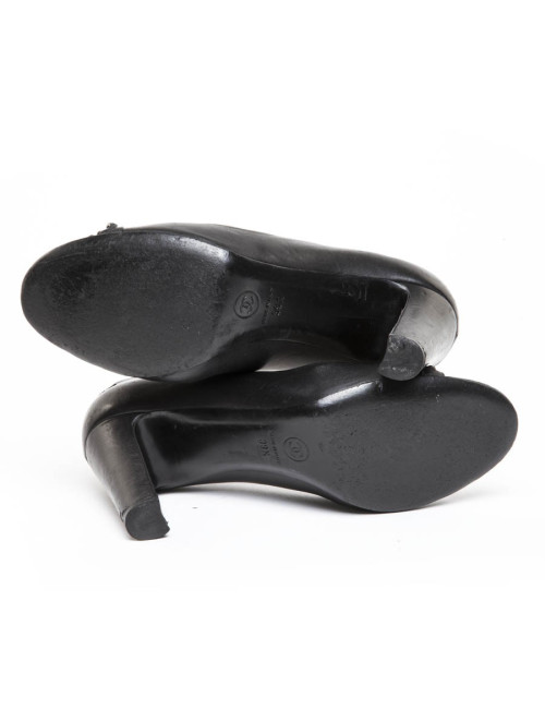 Escarpins CHANEL T 39.5 cuir noir et chaîne argentée