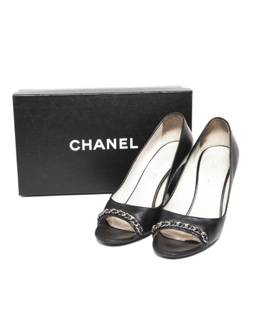 Escarpins CHANEL T 39.5 cuir noir et chaîne argentée