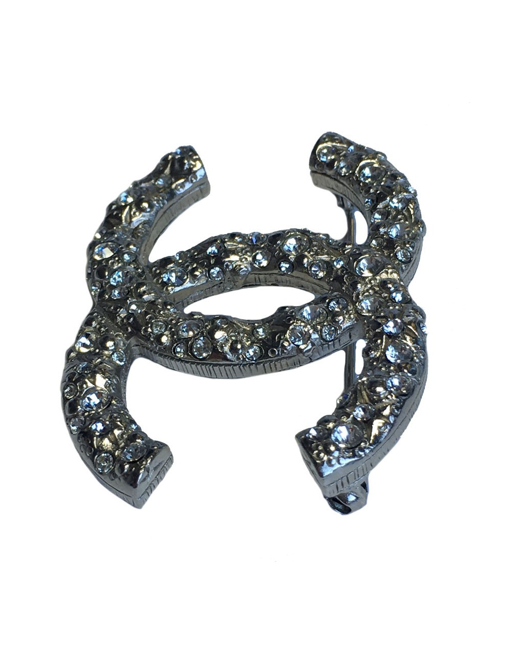 Broche CHANEL CC en métal argenté serti de strass