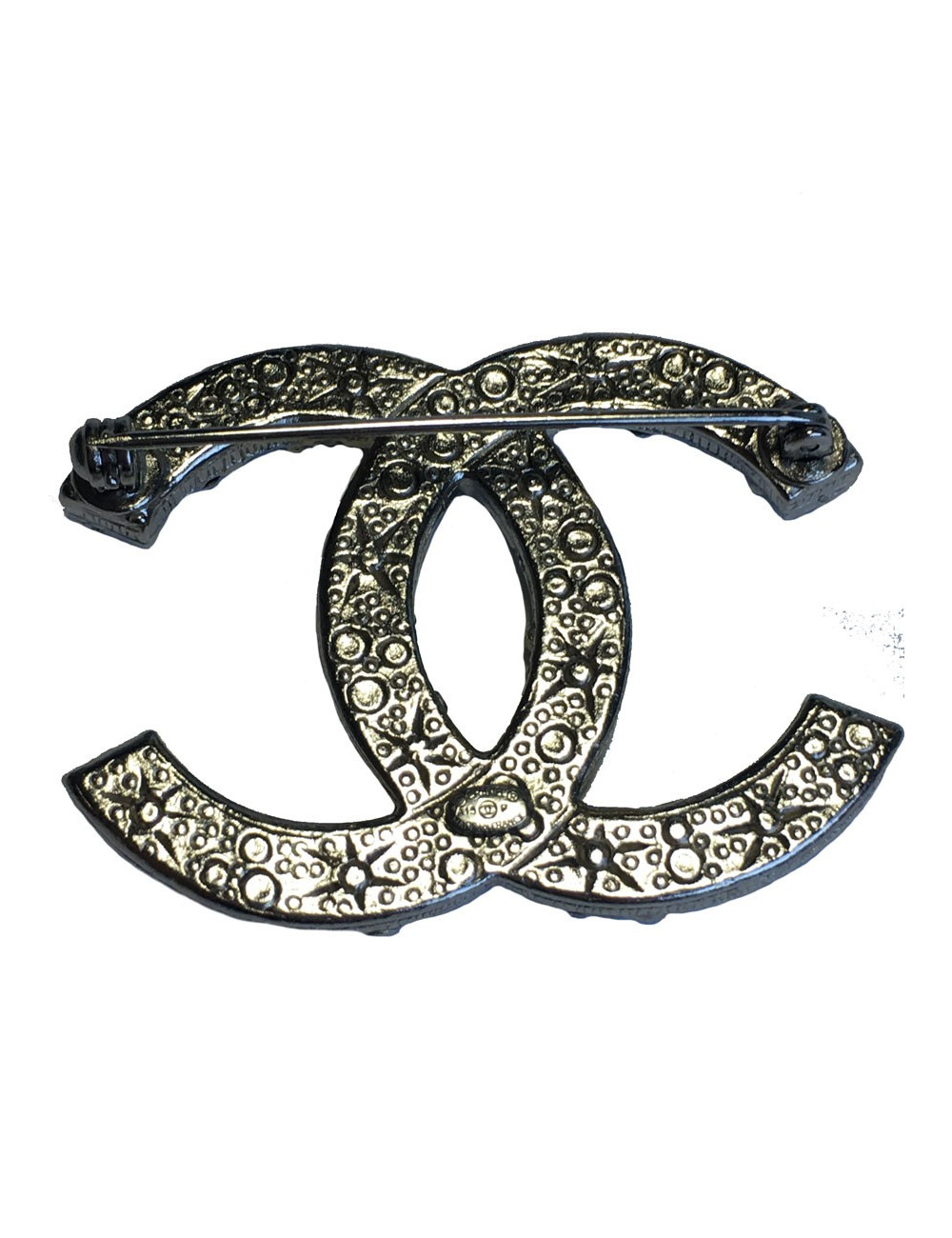 Broche CHANEL CC en métal argenté serti de strass