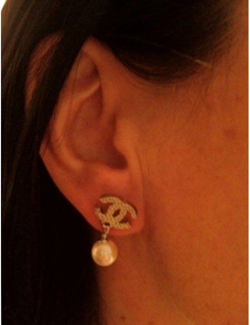 Clous d'oreilles CHANEL dorés & perle nacrée 