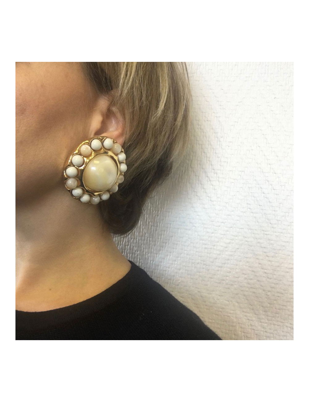 CHANEL Vintage Clip-on Earrings in Gilded Metal set with Pearls