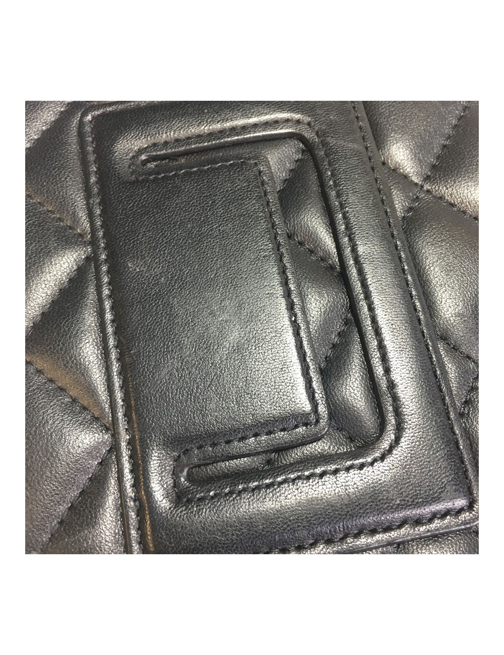 xxx Etui IPAD CHANEL en cuir matelassé noir