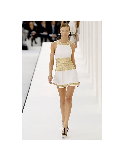 Robe CHANEL T 36 tweed crème broderies chaines dorées