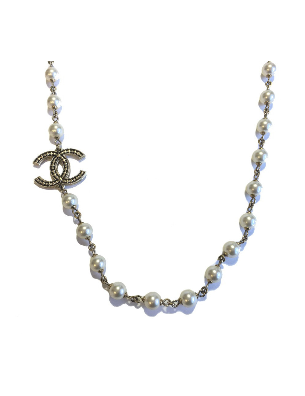 Sautoir CHANEL en perles nacrées et CC dorés