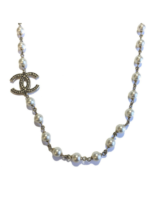Sautoir CHANEL en perles nacrées et CC dorés