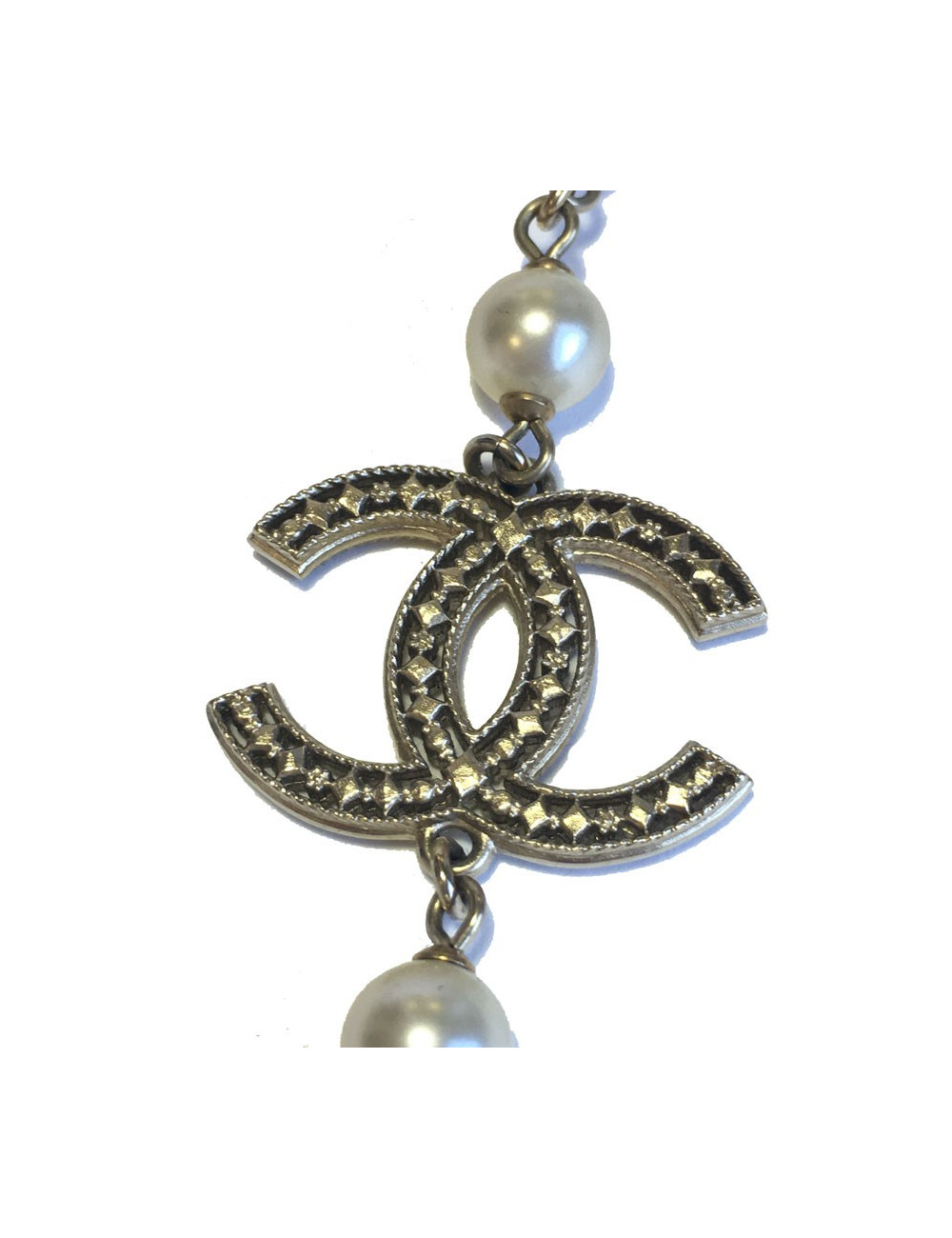 Sautoir CHANEL en perles nacrées et CC dorés