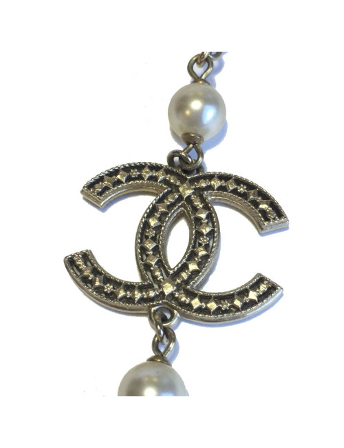 Sautoir CHANEL en perles nacrées et CC dorés