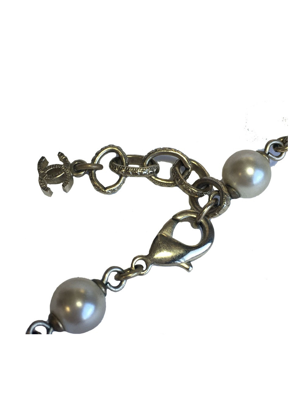 Sautoir CHANEL en perles nacrées et CC dorés