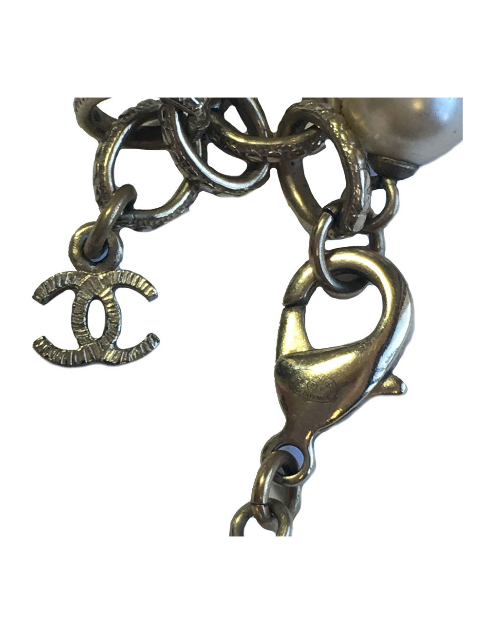 Sautoir CHANEL en perles nacrées et CC dorés