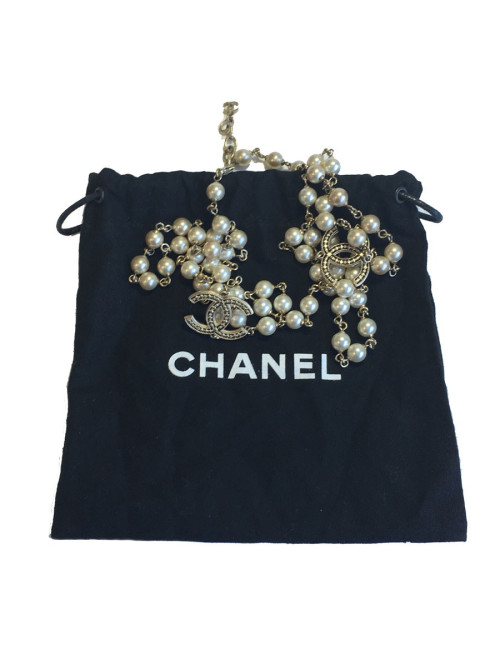 Sautoir CHANEL en perles nacrées et CC dorés