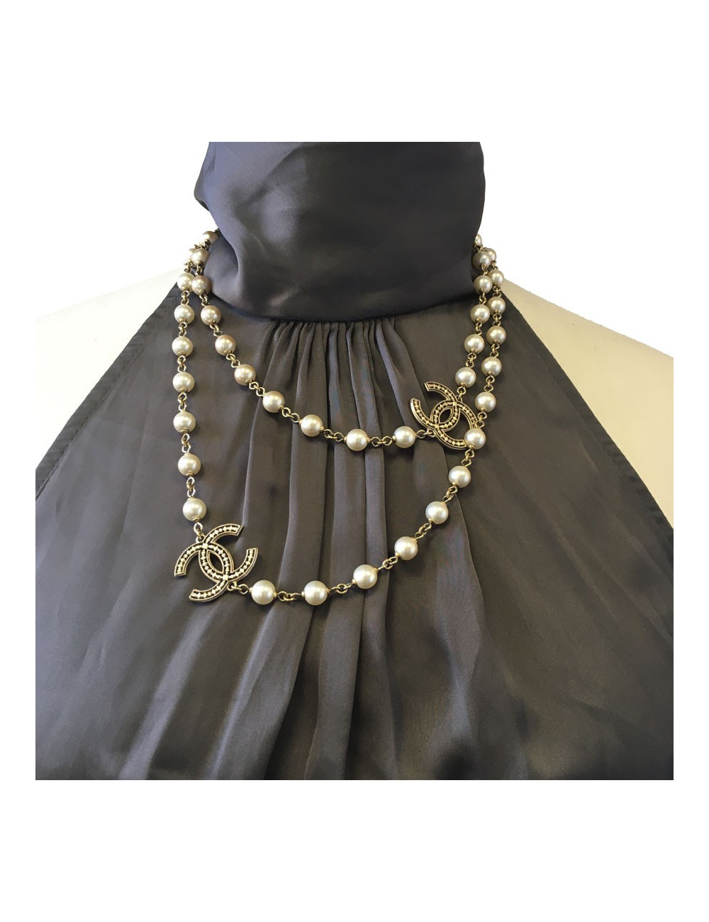 Sautoir CHANEL en perles nacrées et CC dorés