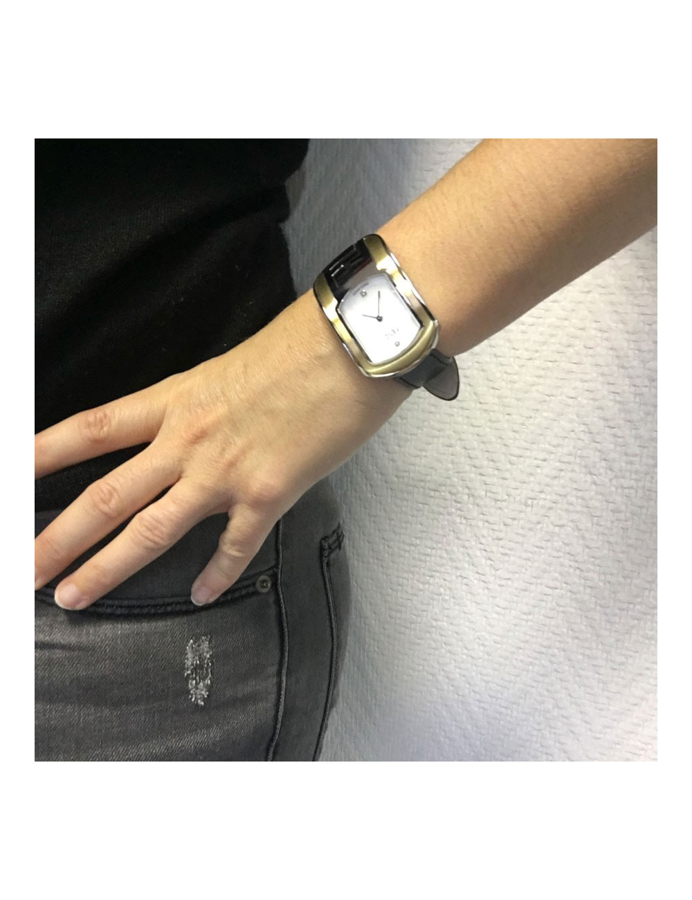 Montre FENDI collection Caméléon en cuir noir et métal doré